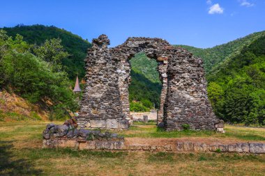 Romanya 'nın Mehedinti kenti Vrciorova kasabası yakınlarında yer alan I. Prens Vladislav' ın emriyle, St. Nicodemus tarafından 14. yüzyılda inşa edilen Vodita Manastırı 'nın resmi