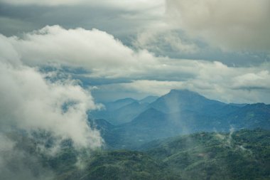 Sri Lanka 'nın ilk çok dinli merkezi olan Ambuluwawa Kulesi Kandy ve Gampola, Sri Lanka, Asya yakınlarındaki ıssız bir dağın tepesine inşa edilmiştir.