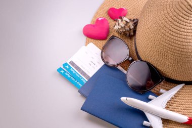 Romantik Uçak Seyahati Hazırlama Nesneler, belgeler, ABD Doları, Pasaportlar, Biletler, Gözlük, Şapka ve metin için alan.