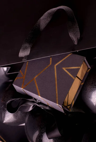 Black Friday Shopping Concept Μαύρο Κουτί Δώρου Διακοσμημένο Χρυσές Ρίγες — Φωτογραφία Αρχείου