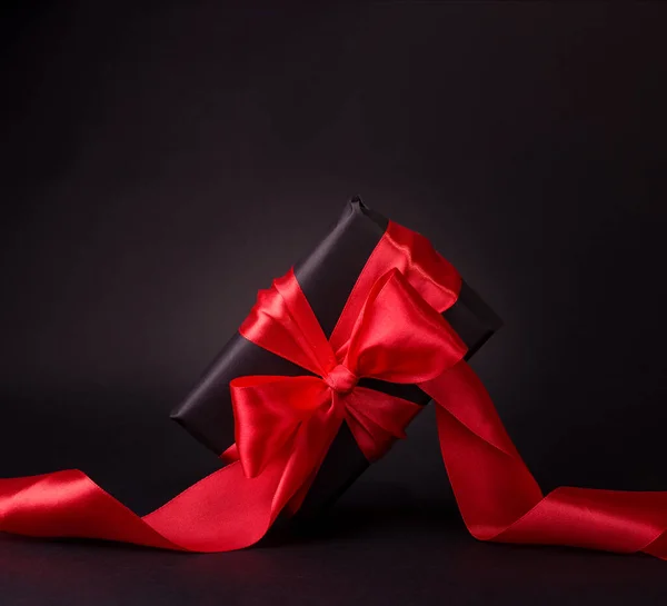 Black Friday Shopping Concept Czarnym Pudełkiem Czerwoną Satynową Wstążką Baner — Zdjęcie stockowe