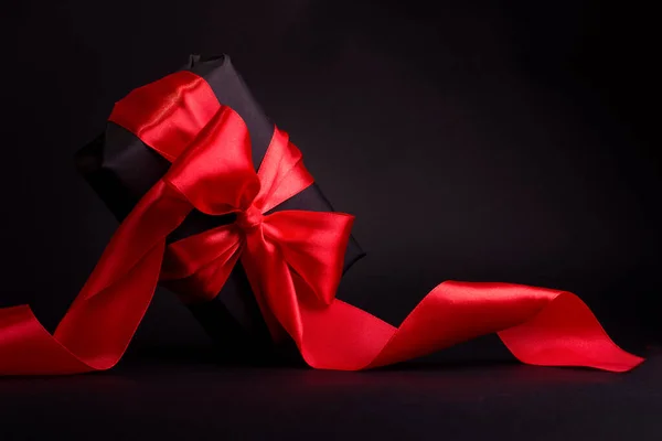 黑色星期五购物概念与黑色礼品盒与红色缎带 带复制空间的节假日宣传横幅 — 图库照片