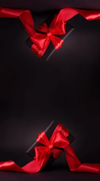 Black Friday Shopping Concept Czarnym Pudełkiem Czerwoną Satynową Wstążką Baner — Zdjęcie stockowe