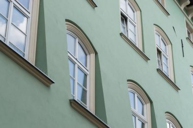 Pazar Meydanı yakınlarındaki Tarihi Mimarlık Cephesi, Krakow Polonya 'dan Rynek Parıltısı. Turistler Çekici.