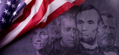 ABD Ulusal Bayrağı ile Başkanlar Gününüz Kutlu Olsun. Amerikan Başkanları 'nın dört dolarlık banknotlardan kesilen portrelerine karşı..