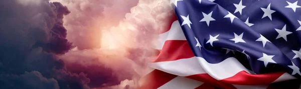 Banner Yhdysvaltain Lippu Dramaattinen Pilvisyys Space Hyvä Itsenäisyyspäivä Tai Muu — kuvapankkivalokuva