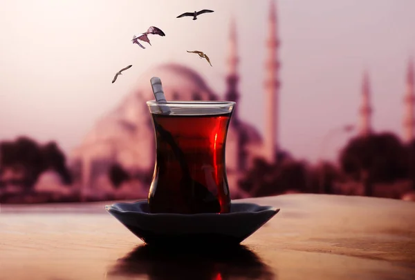 Geleneksel Bir Bardak Türk Çayı Caminin Bulanık Siluetinin Önünde Bir — Stok fotoğraf