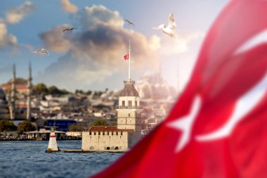 Türkiye 'nin bulanık ulusal bayrağının arkasındaki İstanbul, İstanbul' daki Martıların Arkasındaki Bakire Kulesi.