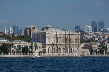 Boğazdan Dolmabahçe Sarayı manzarası - İstanbul, Türkiye. Osmanlı İmparatorluğu Sultanlarının Son Konutu.