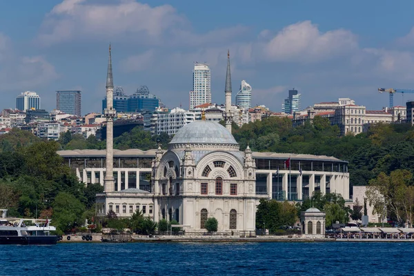 Dolmabahce Palace View Bosphorus Istanbul Turkeythe Dolmabahce Mosque View Bosphorus — Stock Fotó