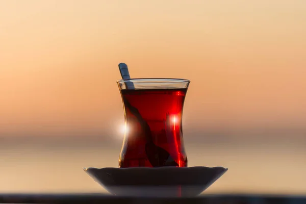 Geleneksel Türk Çayı Stanbul Boğazı Yakınlarındaki Gündoğumu Işıklarının Arka Planında — Stok fotoğraf