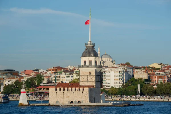 Szűz Tornya Repülő Sirályok Között Bosphorusban Isztambulban Törökországban — Stock Fotó