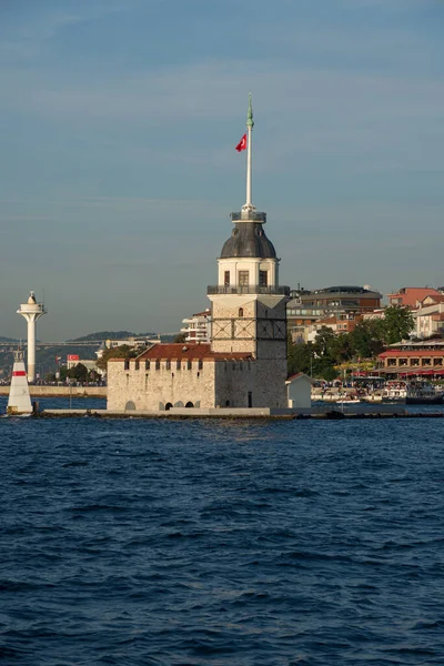 Panenská Věž Mezi Létajícími Racky Bosporu Istanbulu Turecku — Stock fotografie