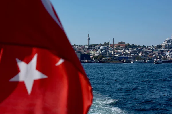 Drapeau National Turquie Contre Les Eaux Bosphore Paysage Urbain Istanbul — Photo