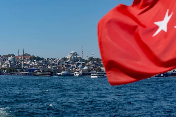 Bandera Nacional Turquía Contra Las Aguas Del Bósforo Paisaje Urbano — Foto de Stock