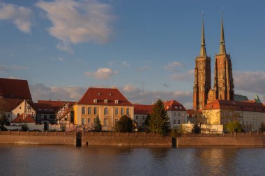  Golden Hour saatinde Odra Nehri ve Tumski Adası 'na bakın. 2022 baharında eski Wroclaw kasabası. Polonya, Wroclaw. 