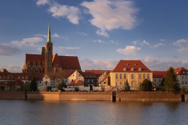  Golden Hour saatinde Odra Nehri ve Tumski Adası 'na bakın. 2022 baharında eski Wroclaw kasabası. Polonya, Wroclaw. 