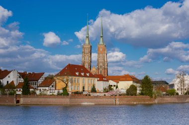  Golden Hour saatinde Odra Nehri ve Tumski Adası 'na bakın. 2022 baharında eski Wroclaw kasabası. Polonya, Wroclaw. 