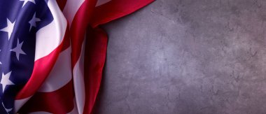 Gri arkaplanda Amerikan Bayrağı ve mesaj için boş alan. Bağımsızlık Günü veya Gaziler Günü Sınırı.