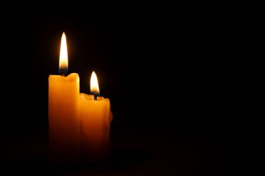 Karanlıkta Parlak Yanan Mum. Anma ve Anma Günü Sembolü. Parlak Mum Yakın plan