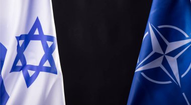 Ukrayna, Kiev - 10.04.2023. İsrail ve NATO resmi bayrakları siyah arka plana karşı. Belirsizlik ve Çatışma Dünyasında Birlik ve Dayanıklılık Sembolü.