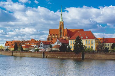 Polonya, Wroclaw, 16 Nisan 2022. Odra Nehri ve Tumski Adası 'na bakın. 2022 ilkbaharında Eski Wroclaw Kasabası