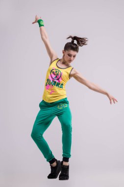 Ukrayna Kyiv, 2021 - 24 Nisan: Dans Stüdyosunda Zumba dansı yapan mutlu genç kadın