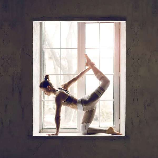 Çekici Sporcu Beyaz Kadın Pencereye Karşı Egzersiz Yapıyor — Stok fotoğraf