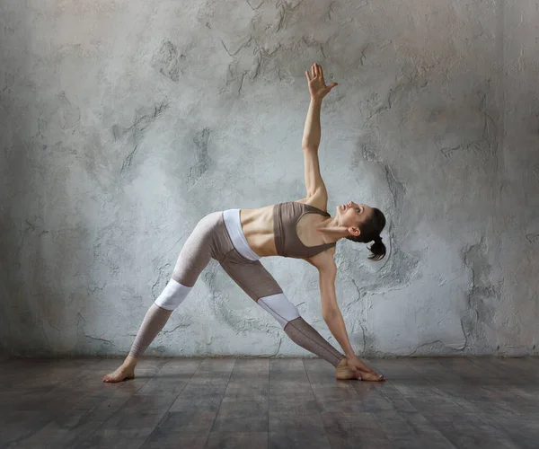 Genç Zarif Esmer Kadın Evde Yoga Stüdyosunda Esneme Yoga Pozları — Stok fotoğraf