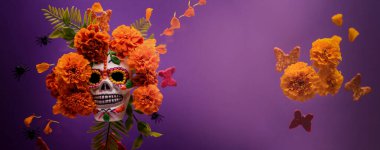 Dia De Los Muertos ya da Ölülerin Günü Kutlama Arkaplanı. Kafatası Marigold çiçeğiyle süslenmiş. Meksika Geleneksel Festivali.