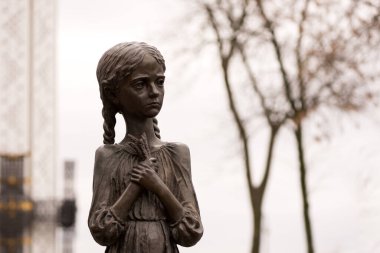 Kyiv, Ukrayna - 13 Nisan 2023: Aç Küçük Kızlar Anıtı, 1932-1933 yılları arasında Ukrayna 'daki Holodomor' un kurbanlarının sembolü. Soykırım Sovyetler Birliği Hükümeti tarafından düzenlendi..