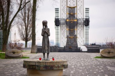 Kyiv, Ukrayna - 13 Nisan 2023: Aç Küçük Kızlar Anıtı, 1932-1933 yılları arasında Ukrayna 'daki Holodomor' un kurbanlarının sembolü. Soykırım Sovyetler Birliği Hükümeti tarafından düzenlendi..