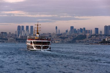 İstanbul, Türkiye - 19 Eylül 2021. Dolmabahce Sarayı ve Boğaz 'da yüzen feribot manzarası.
