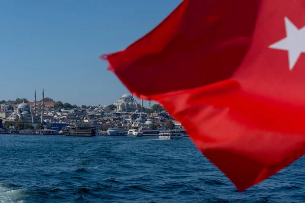 Bandera Nacional Turquía Contra Las Aguas Del Bósforo Paisaje Urbano — Foto de Stock