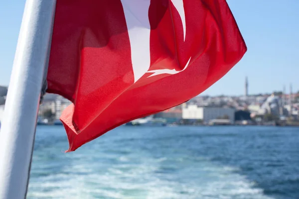Törökország Nemzeti Zászlaja Boszporusz Vizei Isztambul Városképe Ellen — Stock Fotó