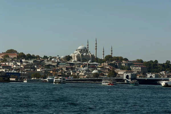 Istanbul Turecko Září2021 Pohled Most Galata Osobní Lodě Zálivu Zlatého — Stock fotografie