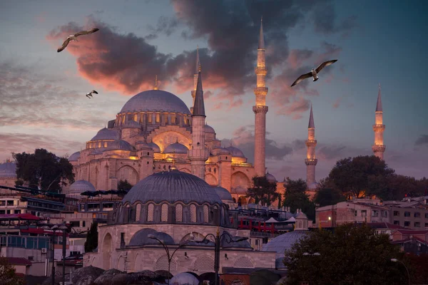 Pohled Kopuli Minaret Nové Mešity Yeni Cami Modré Hodině Istanbulu — Stock fotografie