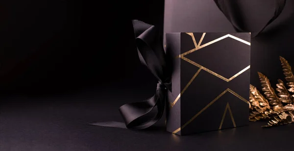 Black Friday Zakupy Concept Czarnym Kolorze Pudełko Ozdobione Złotymi Paskami — Zdjęcie stockowe