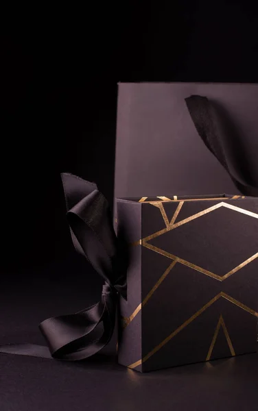 黑色星期五购物概念与黑色礼品盒装饰的金条 礼品盒正对着黑色购物袋 — 图库照片