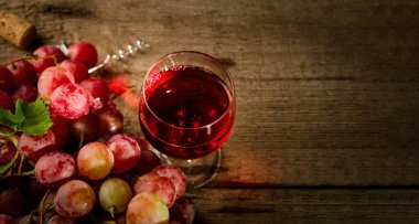 Gümüş çatal beyaz arka planda izole edilmiş. Tablo takımı ögesi