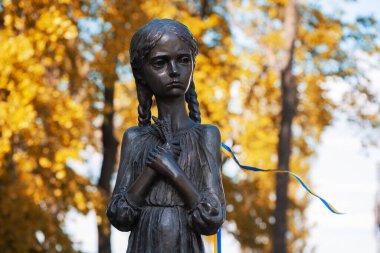 Kyiv, Ukrayna - 05 Mayıs 2023: Ukrayna 'daki 1932-1933 Holodomor kurbanlarının sembolü olarak Aç Küçük Kızlar Bronz Anıtı. Soykırım Sovyetler Birliği Hükümeti tarafından düzenlendi..