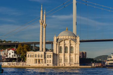 Ortakoy camisi ve Boğaz Köprüsü cephe manzarası - İstanbul, Türkiye. Yaratıcı tonlu fotoğraf