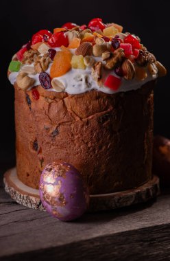 Kurutulmuş meyveli Paskalya keki ve ahşap bir masa. Ana ortodoks bayramı için leziz geleneksel fırın ve boyalı yumurta. Mutlu Paskalyalar.