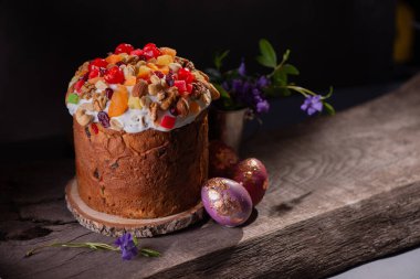 Kurutulmuş meyveli Paskalya keki ve ahşap bir masa. Ana ortodoks bayramı için leziz geleneksel fırın ve boyalı yumurta. Mutlu Paskalyalar.