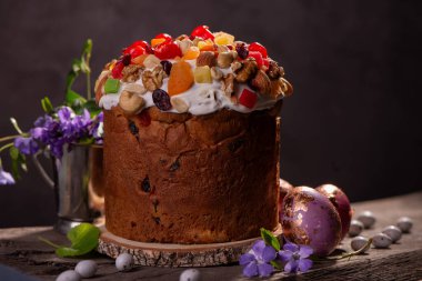 Kurutulmuş meyveli Paskalya keki ve ahşap bir masa. Ana ortodoks bayramı için leziz geleneksel fırın ve boyalı yumurta. Mutlu Paskalyalar.