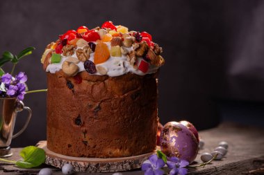 Kurutulmuş meyveli Paskalya keki ve ahşap bir masa. Ana ortodoks bayramı için leziz geleneksel fırın ve boyalı yumurta. Mutlu Paskalyalar.