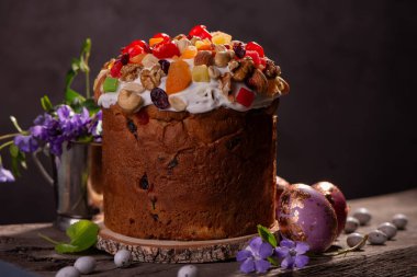 Ahşap bir masada kurutulmuş meyve ve fındıklı Paskalya Pastası. Ana ortodoks bayramı için leziz geleneksel fırın ve boyalı yumurta. Mutlu Paskalyalar.