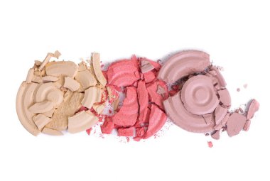 Pembe Utanç ve Yüz Pudrası. Parlak bir yüz makyajı paleti parlıyor. Metin için kopyalama alanı olan yuvarlak allık dokusu beyaz arkaplana karşı. 