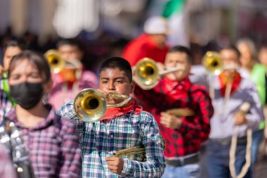 Matamoros, Tamaulipas, Meksika - 26 Kasım 2022: The Desfile del 20 de Noviembre, Escuela Primaria Federal Josefina Menchaca bandosu üyeleri, geçit töreninde sahne alacaklar.