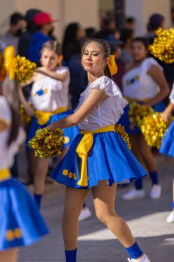 Matamoros, Tamaulipas, Meksika - 26 Kasım 2022: The Desfile del 20 de Noviembre, ponpon kız takımı geçit töreninde sahne alacak